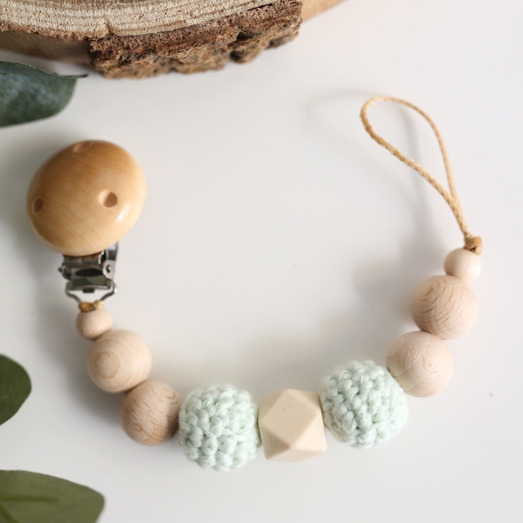 Holz Schnullerkette "Pastellgrün" mit Häkelperlen